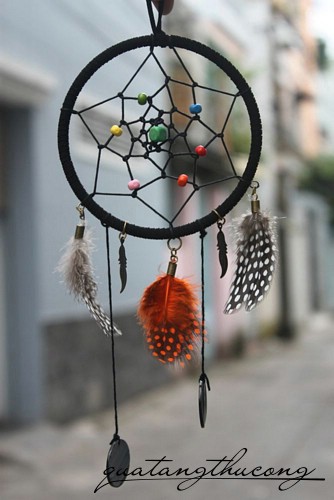 Dreamcatcher đen lông vũ chấm bi